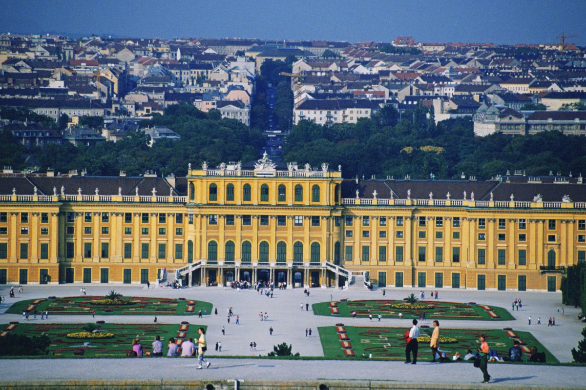 How to Get to Schönbrunn Palace by Metro, Tram, or Taxi