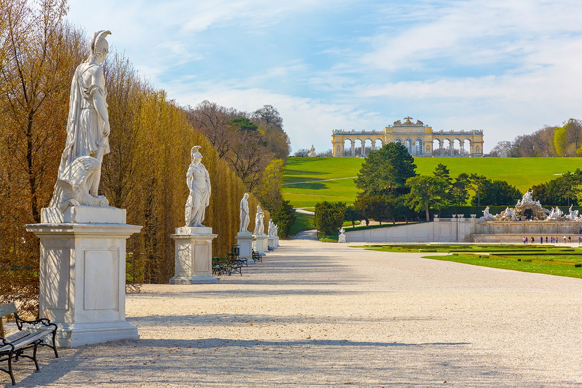 Wildlife in Schönbrunn Gardens: Spotting Nature\'s Residents